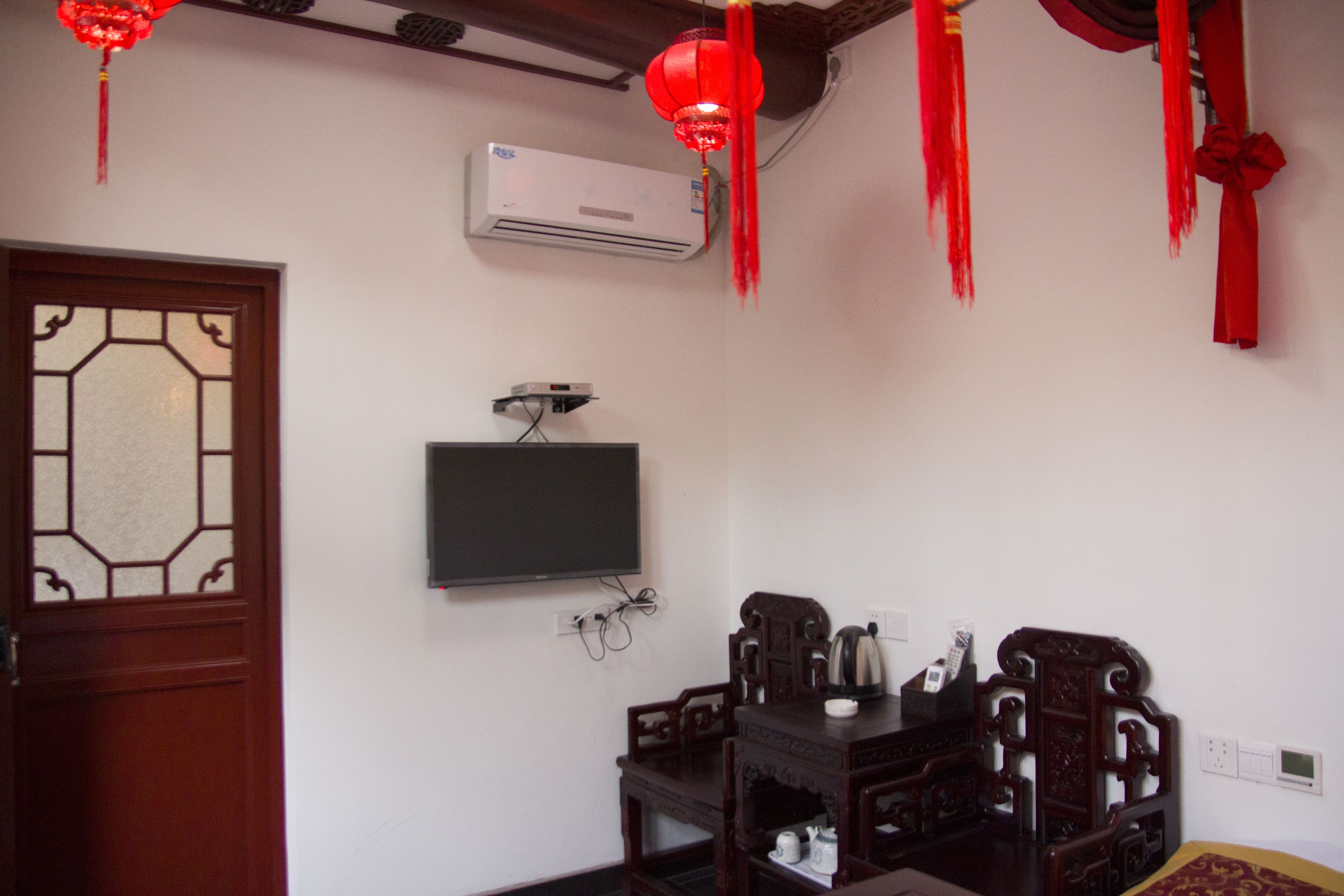 triple room | individually decorated, individually furnished, desk, laptop workspace