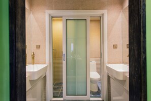 Chambre | Salle de bain | Douche, sèche-cheveux, chaussons, serviettes fournies