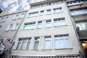 Vista frontal de la propiedad