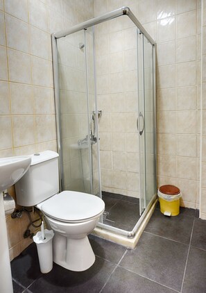 Ducha, artículos de higiene personal gratuitos y secador de pelo