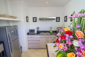 Vila, 2 quartos, piscina particular | Cozinha americana privada | Geladeira grande, cooktop, torradeira