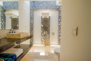 Shower, free toiletries, hair dryer, towels - Villa Vishuddha Ajna (Seminyak)