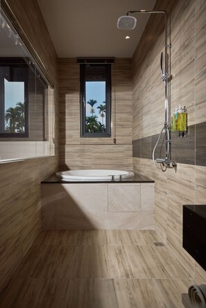 Deluxe Double Room (B) | Deep soaking bathtub