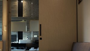 Habitación Deluxe doble (B) | Ropa de cama de alta calidad, wifi gratis, ropa de cama
