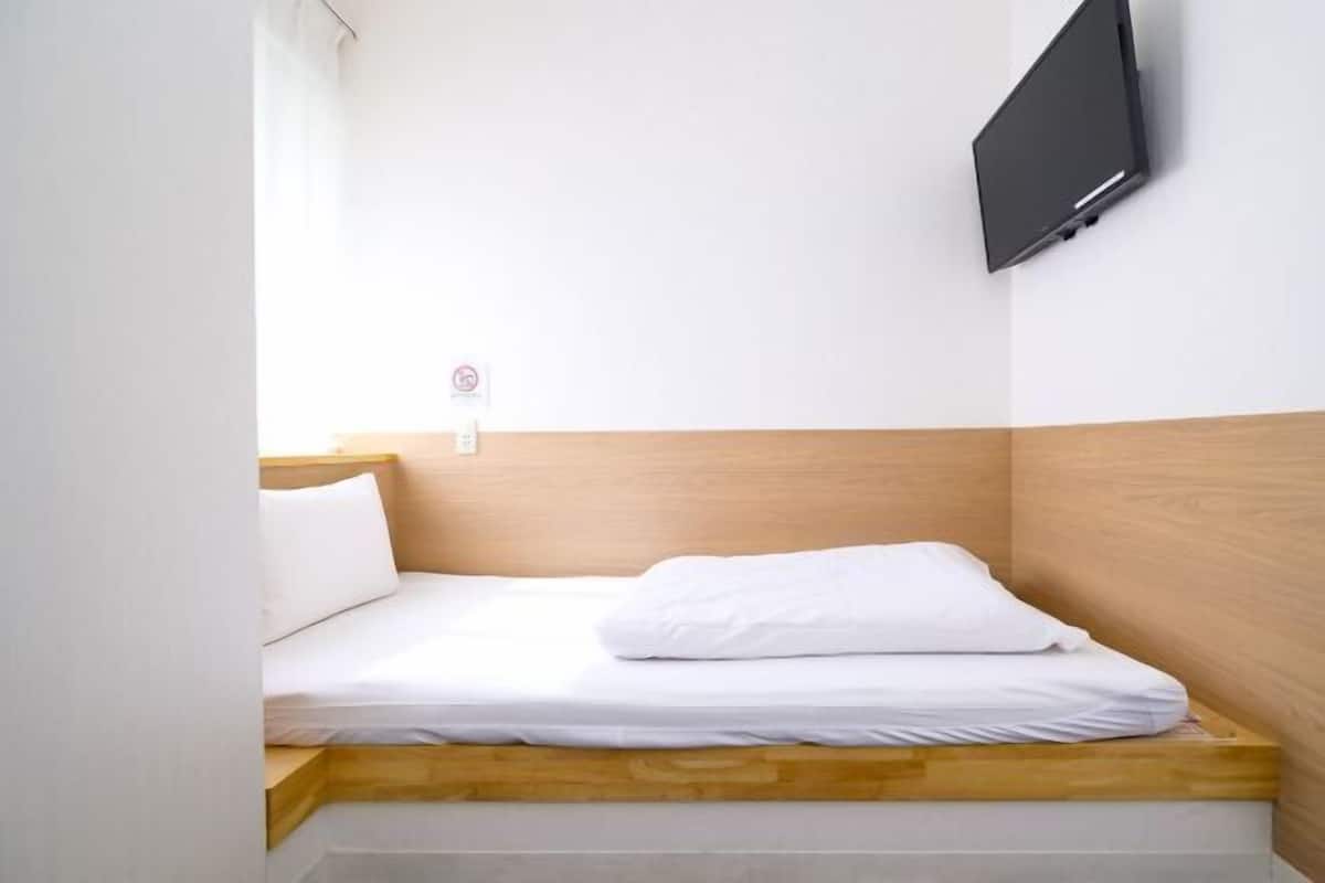 Blackout drapes, free WiFi, bed sheets