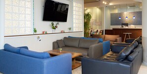 Cortinas opacas, wifi gratis, ropa de cama