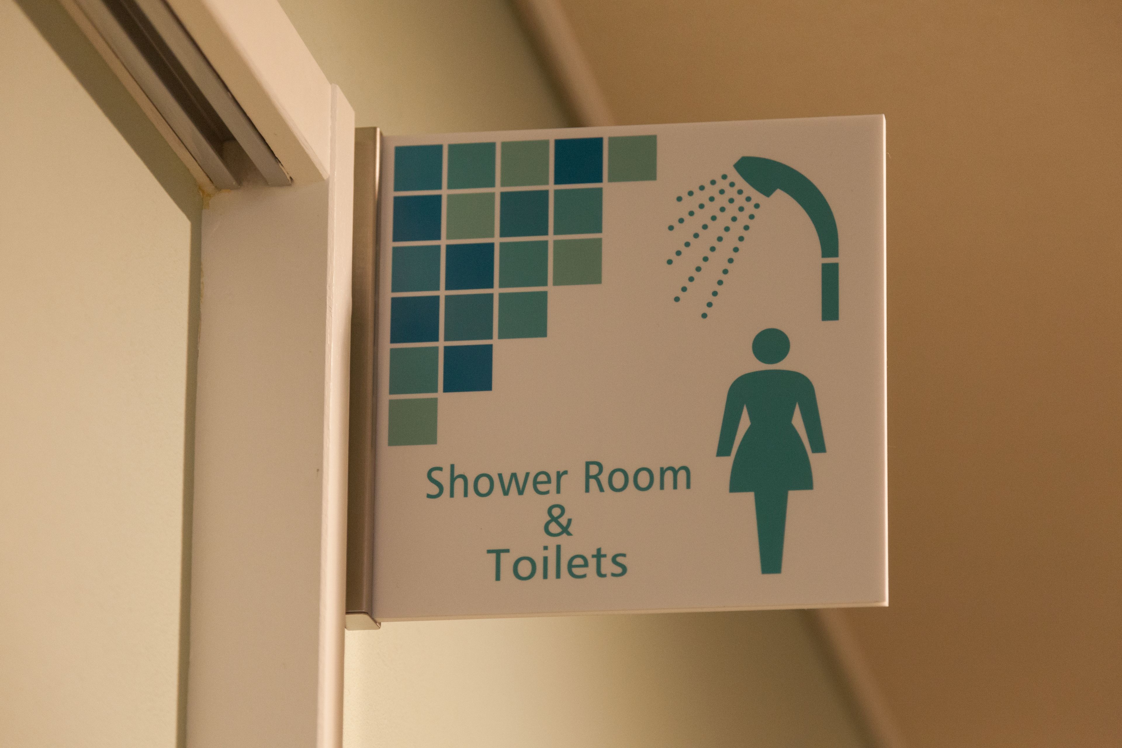 A sign indicating a shower room and toilets.