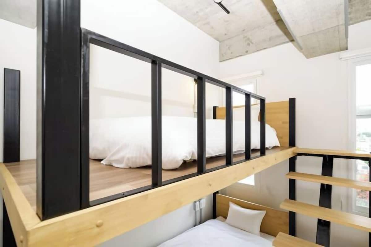 Blackout drapes, free WiFi, bed sheets