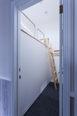 Cabin, Non Smoking (Semi-Double Upper Bunk Bed) | Langsir/tirai gelap terus, Wi-fi percuma, cadar katil