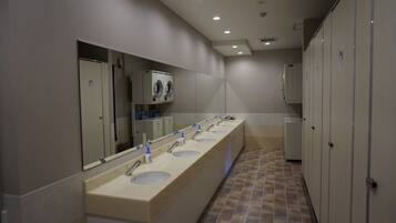 Een douche, gratis toiletartikelen, een haardroger, pantoffels