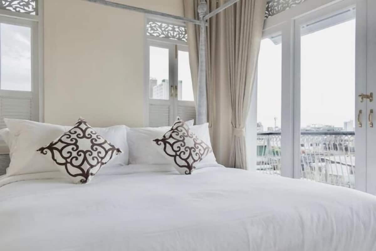 Desk, blackout curtains, free WiFi, bed sheets