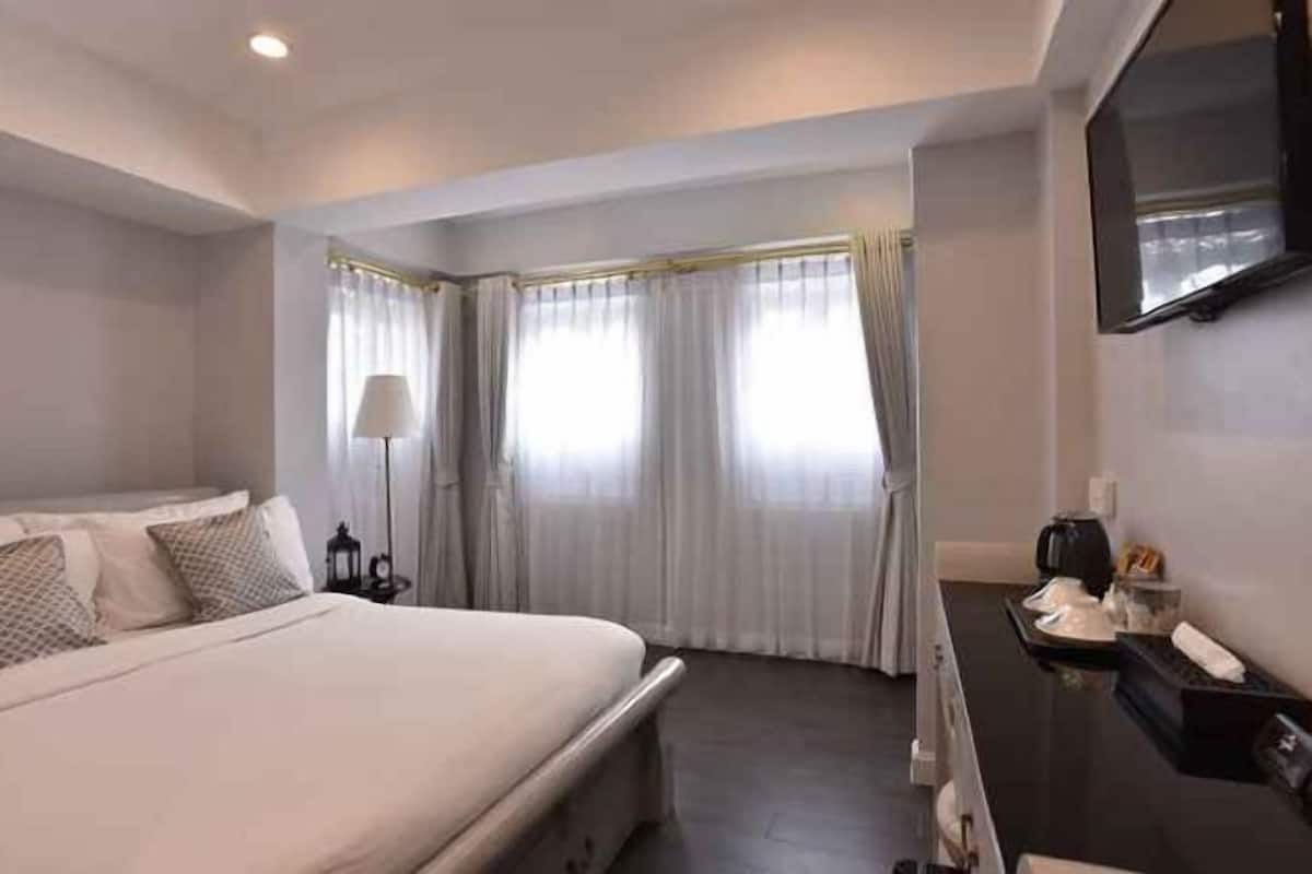 Desk, blackout curtains, free WiFi, bed sheets