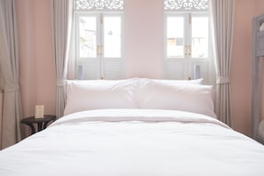 Desk, blackout curtains, free WiFi, bed sheets - Noursabah Bed Bangkok (Bangkok)