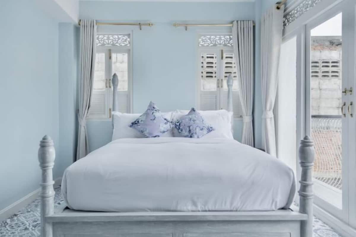 Desk, blackout curtains, free WiFi, bed sheets