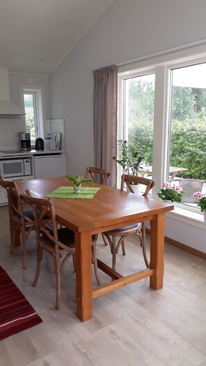 Fridge, microwave, stovetop, dishwasher - Tant Grön B&B (Falun)