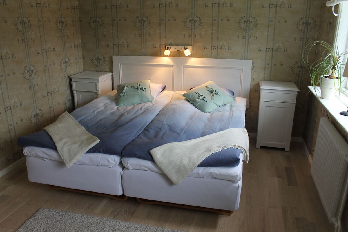 Chambre Standard avec lits jumeaux, 1 chambre, salle de bains commune | Décoration personnalisée, ameublement personnalisé, bureau