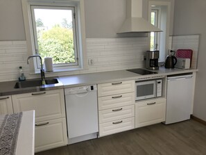 Fridge, microwave, stovetop, dishwasher - Tant Grön B&B (Falun)