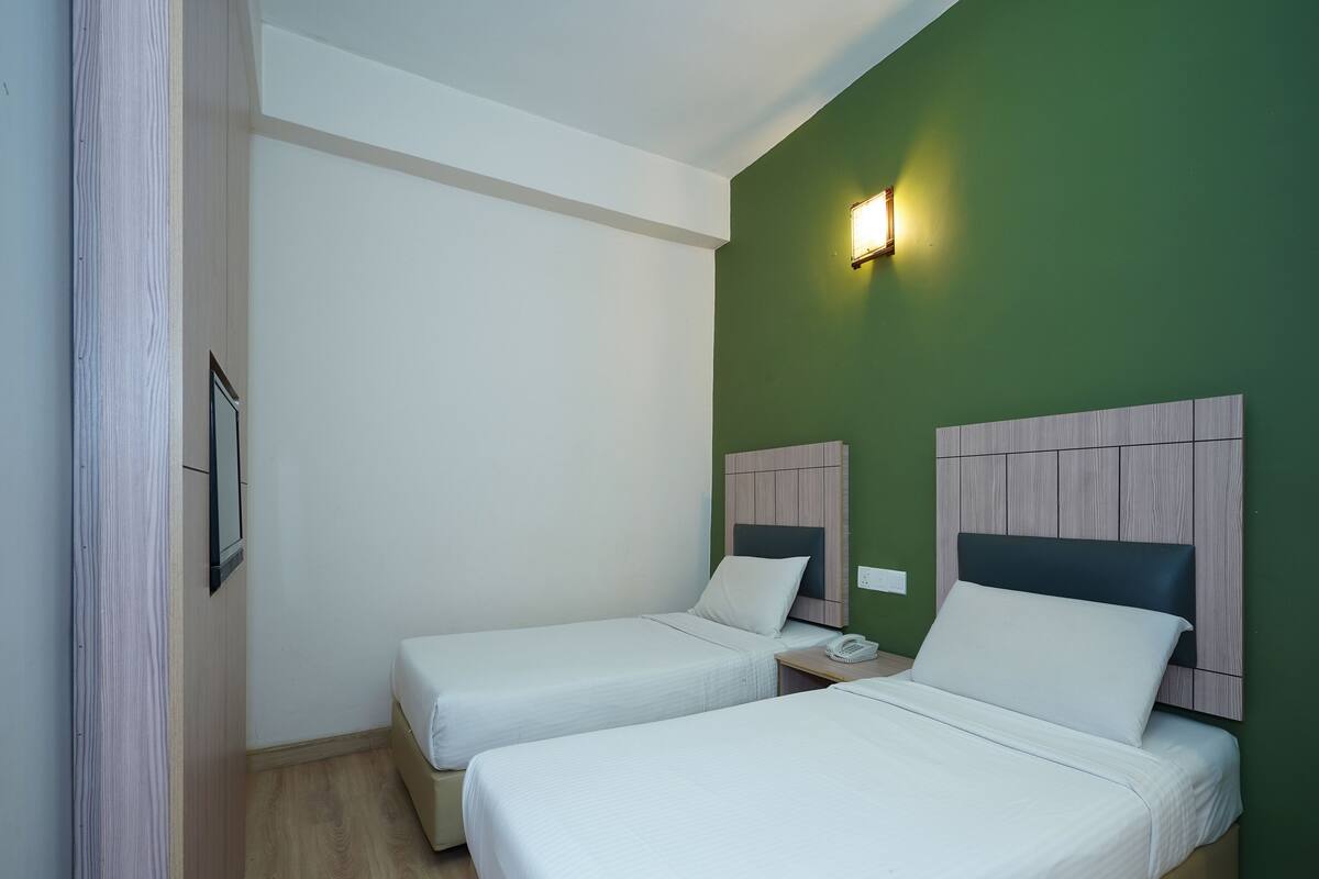 Chambre Standard avec lits jumeaux | Bureau, fer et planche à repasser, Wi-Fi gratuit, draps fournis