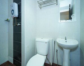 Chambre Double Deluxe | Salle de bain | Douche, douche à « effet pluie », articles de toilette gratuits, bidet