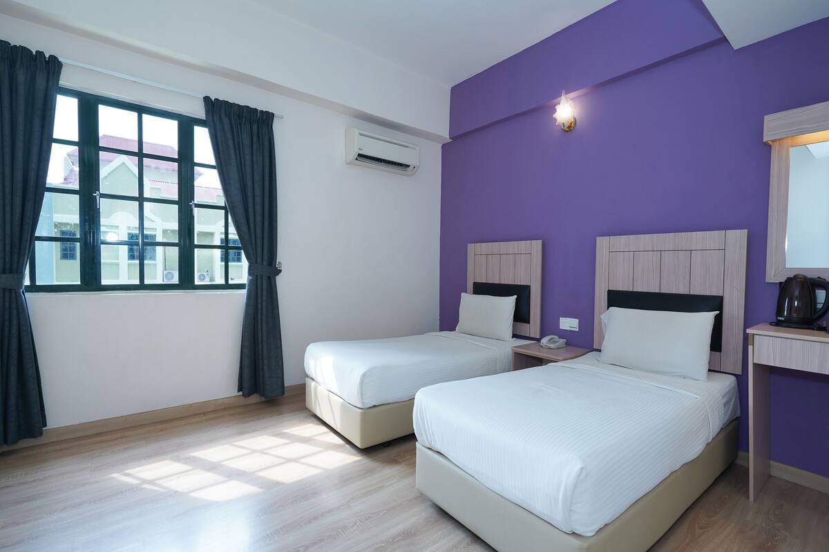 Chambre Deluxe avec lits jumeaux | Bureau, fer et planche à repasser, Wi-Fi gratuit, draps fournis