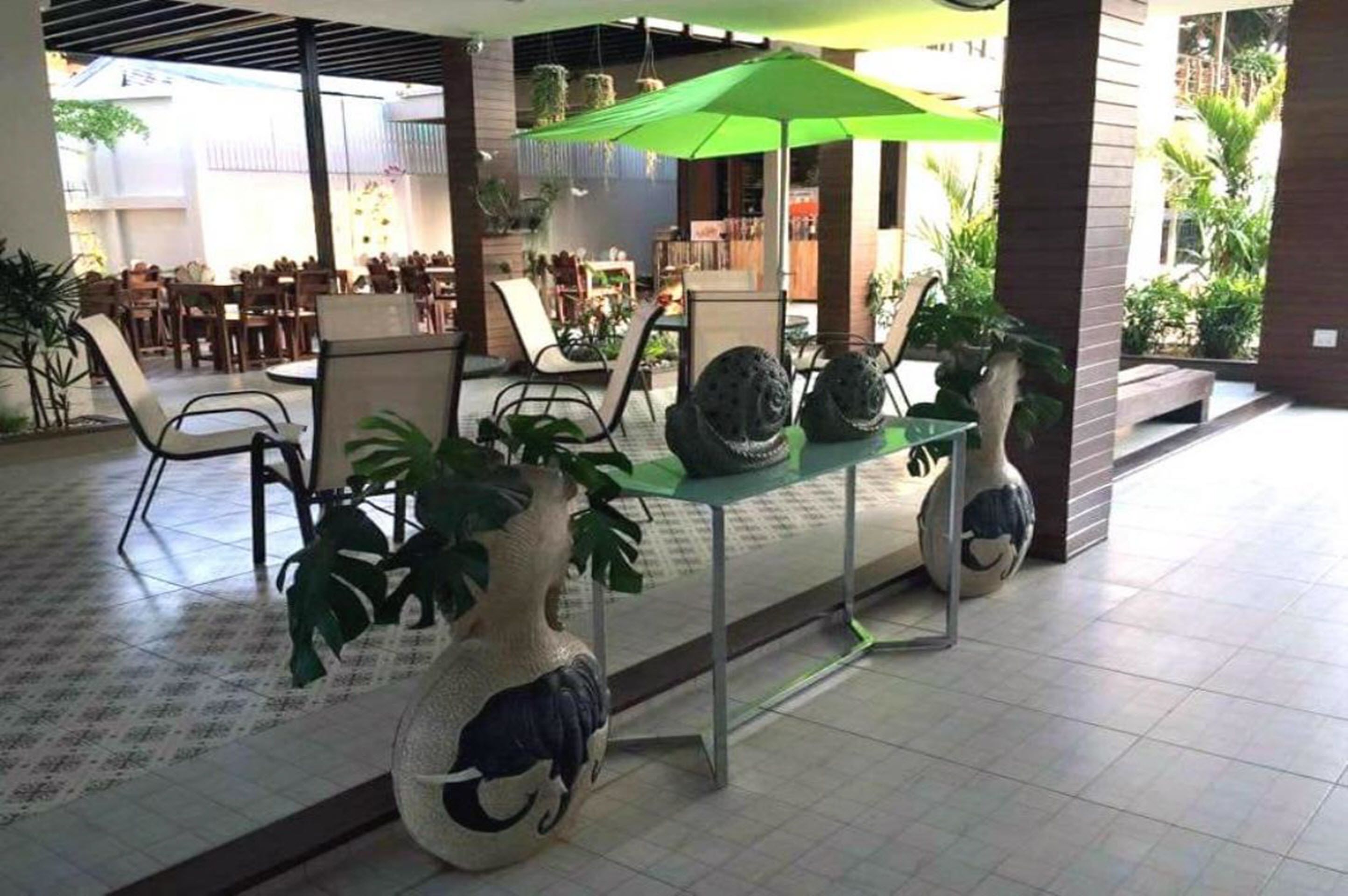 breakfast and lunch served, thai cuisine