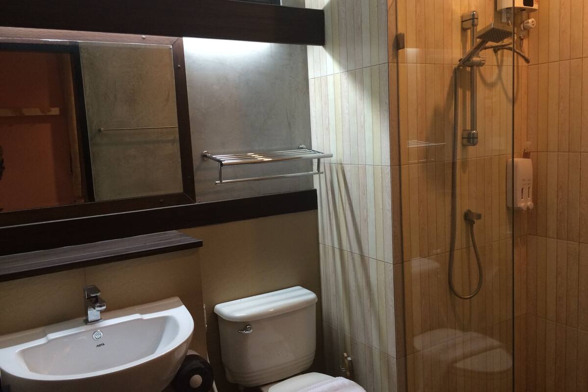 platinum room | bathroom | free toiletries, hair dryer, towels