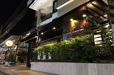 Fachada del alojamiento - Noche. Dino Studio