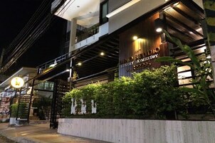 Fachada de la propiedad por la tarde o noche