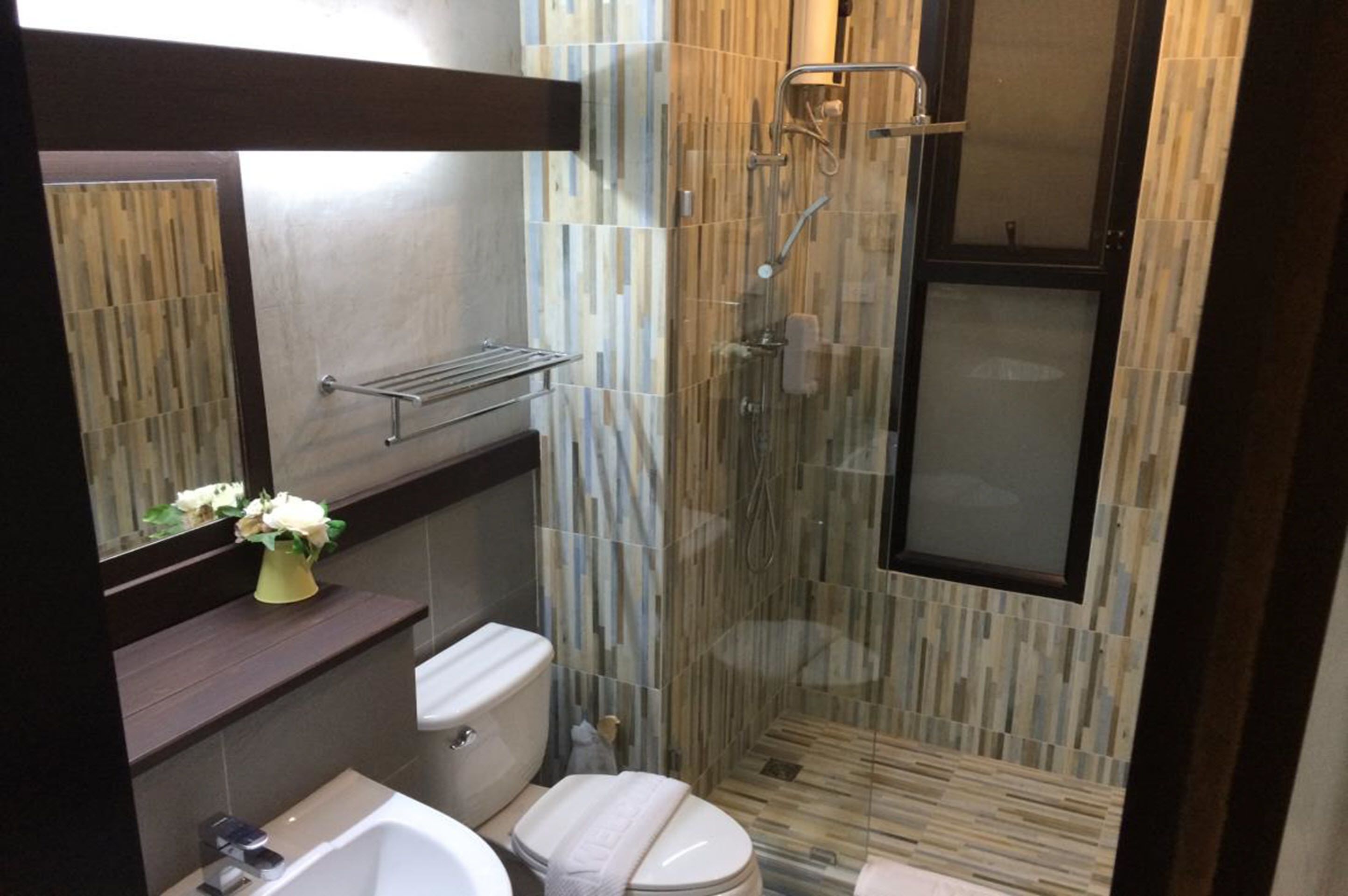 gold room, twin | bathroom | free toiletries, hair dryer, towels