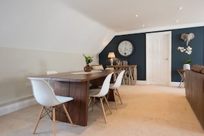 Deluxe Suite, 2 Bedrooms | Premium bedding, desk, iron/ironing board, free WiFi - The Lodge at Broadway (Broadway)