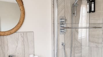 Chambre luxueuse (Hare) | Literie de qualité, bureau, fer et planche à repasser
