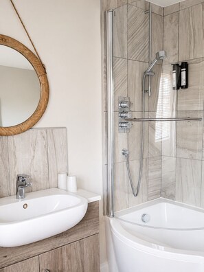 Premium bedding, desk, iron/ironing board, free WiFi - The Lodge at Broadway (Broadway)