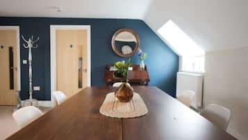 Suíte luxo, 2 quartos | 1 quarto, roupas de cama premium, escrivaninha