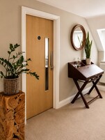 Suite Deluxe, 2 habitaciones | Ropa de cama de alta calidad, escritorio, tabla de planchar con plancha