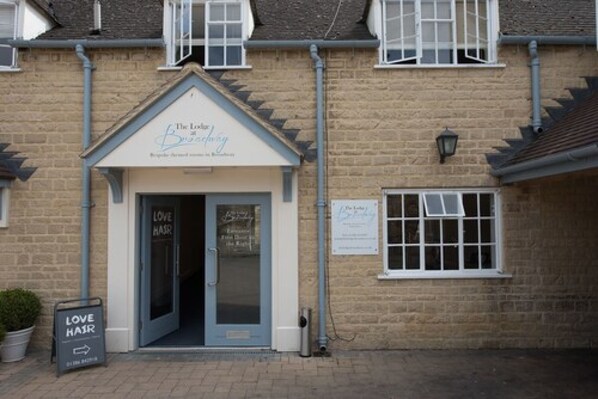 Exterior - The Lodge at Broadway (Broadway)