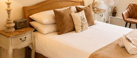 Habitación de lujo (Owl) | Ropa de cama de alta calidad, escritorio, tabla de planchar con plancha