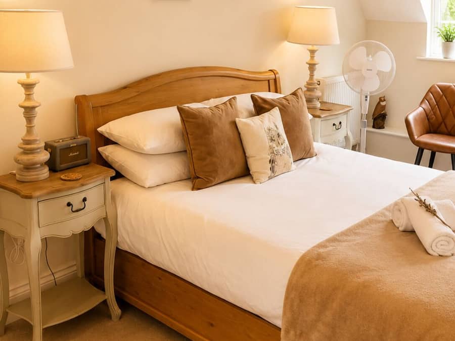 Luxury Room (Owl) | Premium bedding, desk, iron/ironing board, free WiFi