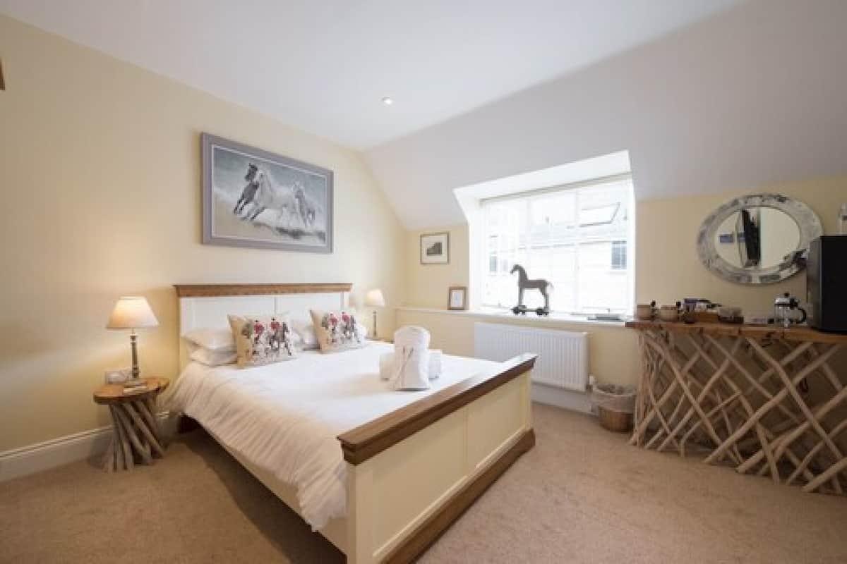 Luxury Room, 1 Bedroom (Horse and Hound) | 1 bedroom, premium bedding, desk, iron/ironing board