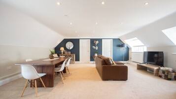 Deluxe Suite, 2 Bedrooms | Premium bedding, desk, iron/ironing board, free WiFi