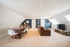 Deluxe Suite, 2 Bedrooms | Premium bedding, desk, iron/ironing board, free WiFi - The Lodge at Broadway (Broadway)