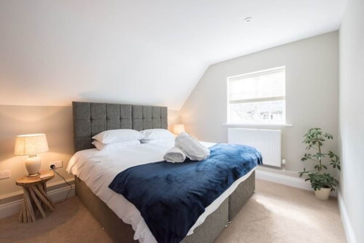 Deluxe Suite, 2 Bedrooms | 1 bedroom, premium bedding, desk, iron/ironing board
