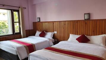 Basic-Doppel- oder -Zweibettzimmer | Schreibtisch, laptopgeeigneter Arbeitsplatz, Bügeleisen/Bügelbrett