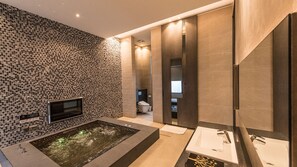 Deluxe Double Room | Jetted bathtub