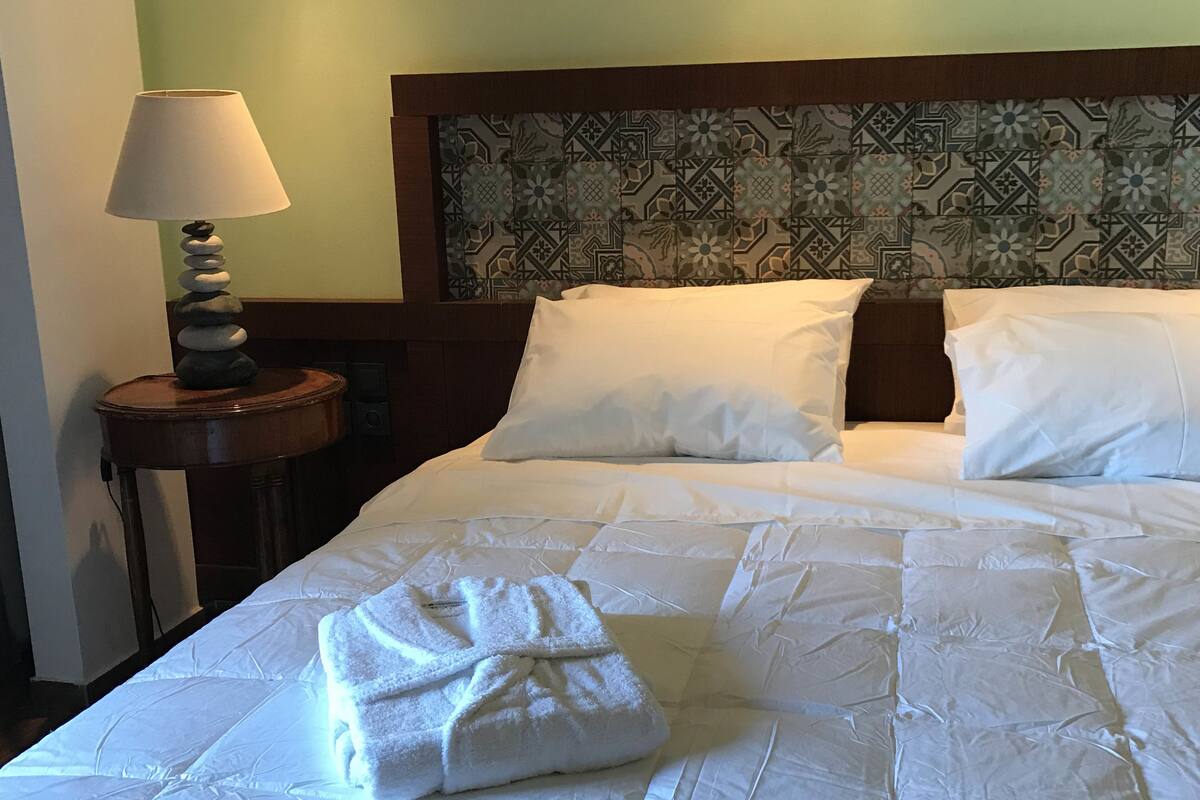 Ropa de cama de alta calidad, sistema de insonorización y wifi gratis 