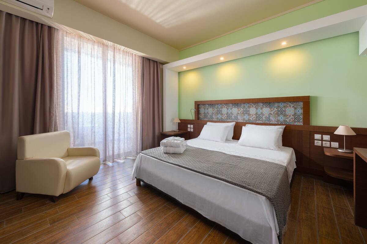 Ropa de cama de alta calidad, sistema de insonorización y wifi gratis 