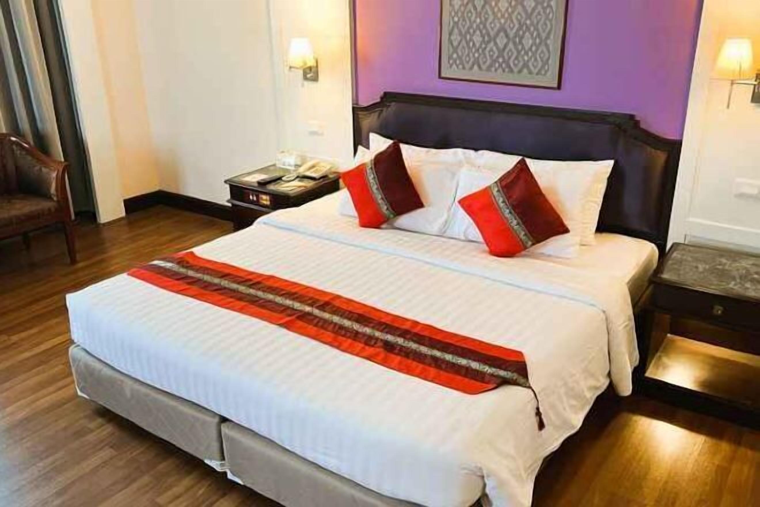 Minibar, caja de seguridad en la habitación y escritorio 