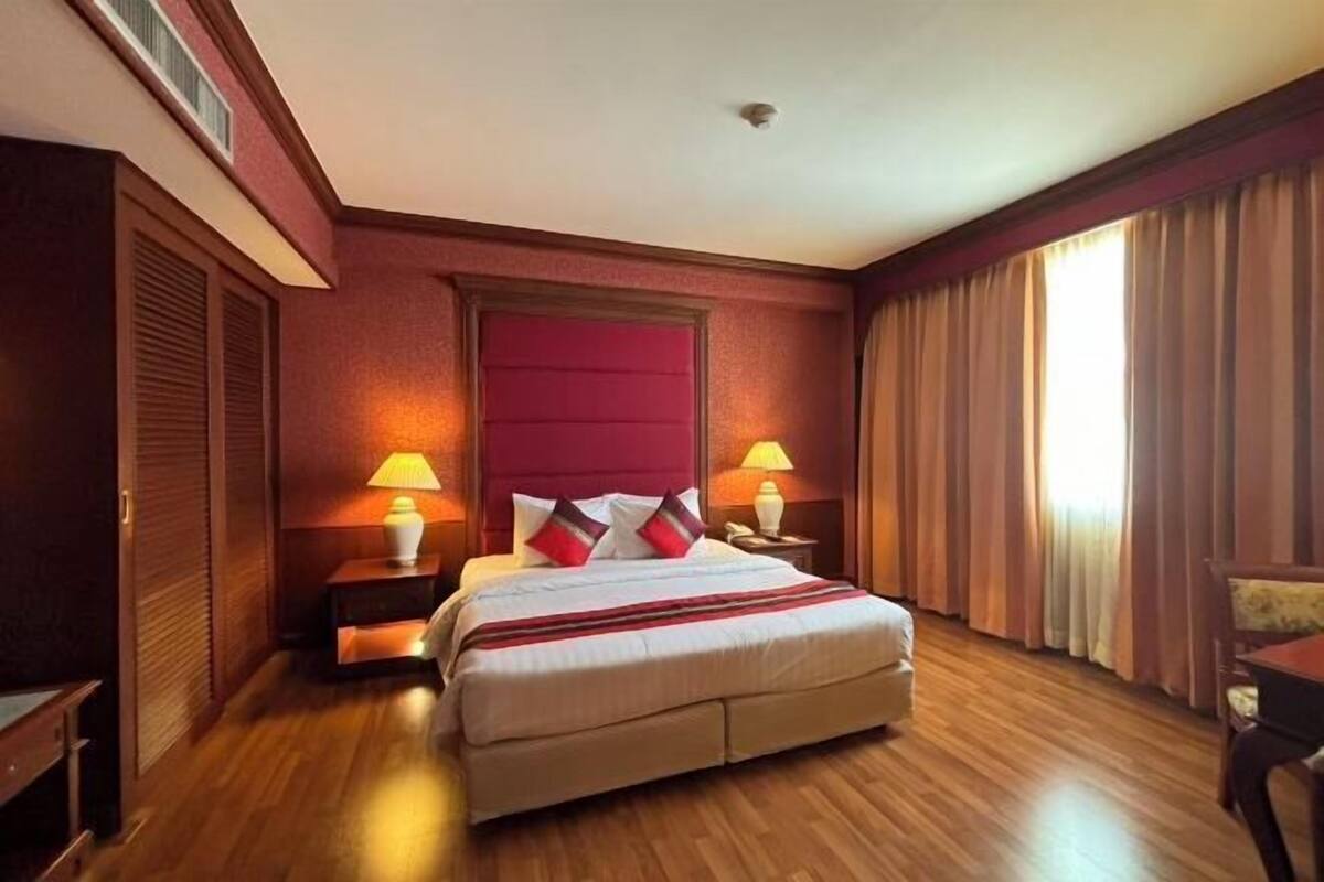 Frigobar, cofres nos quartos, escrivaninha, cortinas blackout