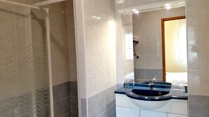 Articles de toilette gratuits, sèche-cheveux, serviettes fournies