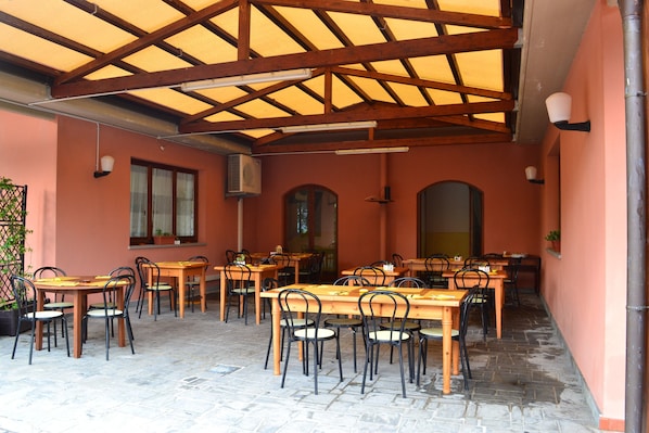 Breakfast, lunch, dinner served; local cuisine