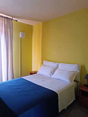 Ducha, artículos de tocador gratuitos, secador de pelo, toallas